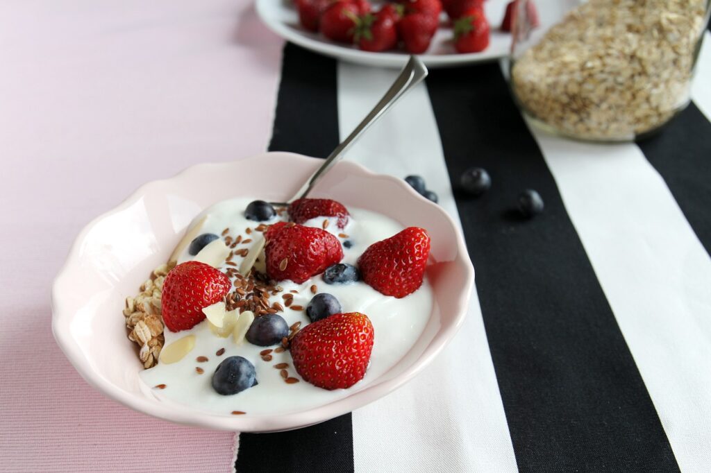 Joghurt mit Früchten, Bild von <a href="https://pixabay.com/de/users/esigie-444107/?utm_source=link-attribution&utm_medium=referral&utm_campaign=image&utm_content=447165">esigie</a> auf <a href="https://pixabay.com/de//?utm_source=link-attribution&utm_medium=referral&utm_campaign=image&utm_content=447165">Pixabay</a>
